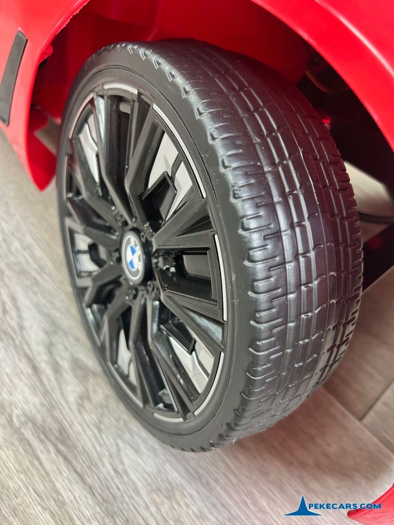 Coche eléctrico para niños BMW I4 12V 2.4G Rojo rueda