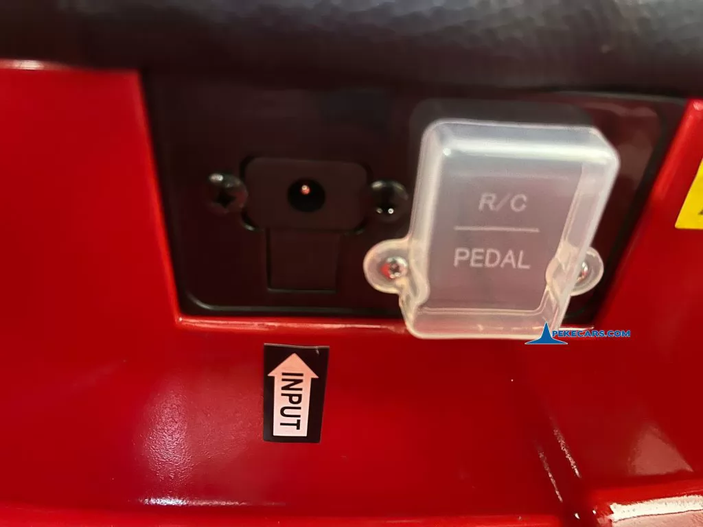 Coche eléctrico para niños BMW I4 12V 2.4G Rojo Metalizado toma de carga y velocidades