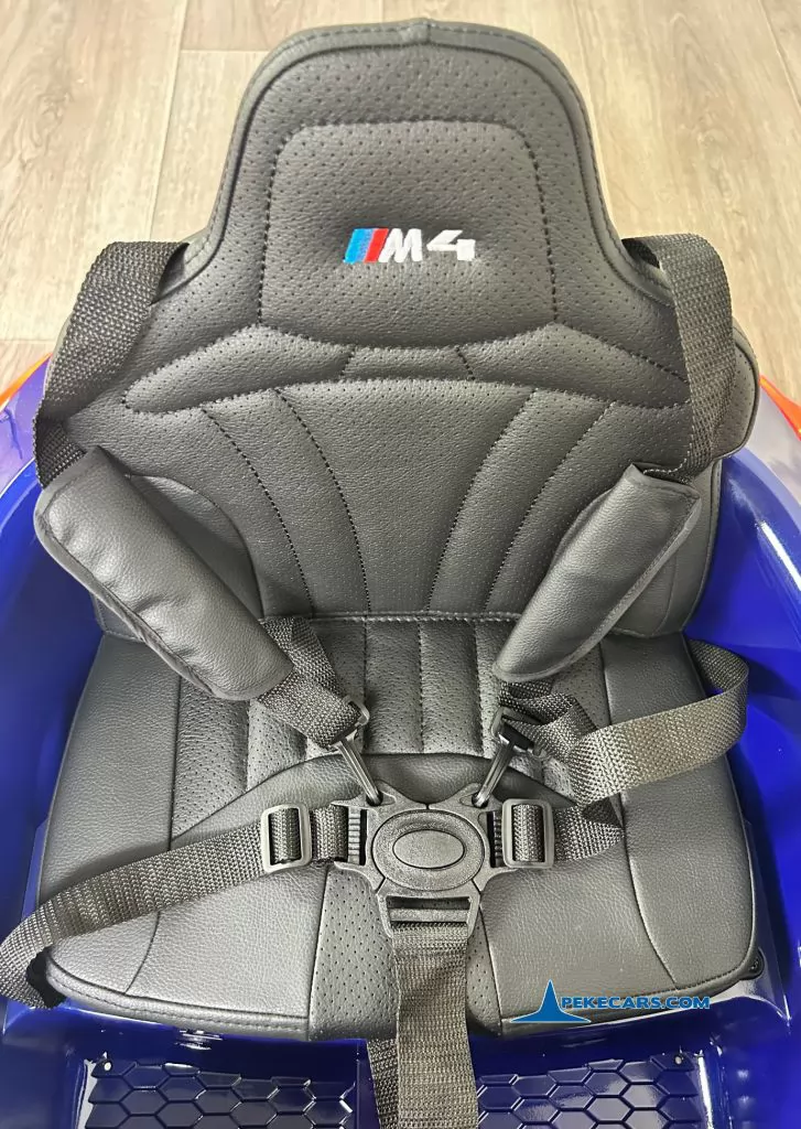BMW M4 12V 2.4G Azul Metalizado asiento con cinturon de seguridad