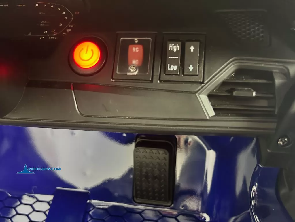 BMW M4 12V 2.4G Azul Metalizado encendido y velocidades