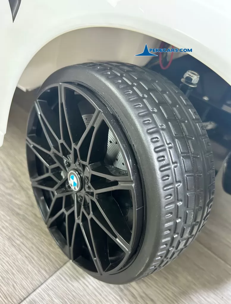 BMW M4 12V 2.4G Blanco ruedas de caucho