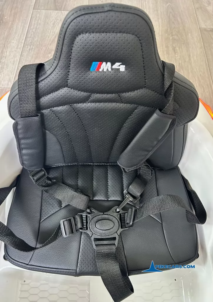 BMW M4 12V 2.4G Blanco asiento polipiel con cinturon de seguridad