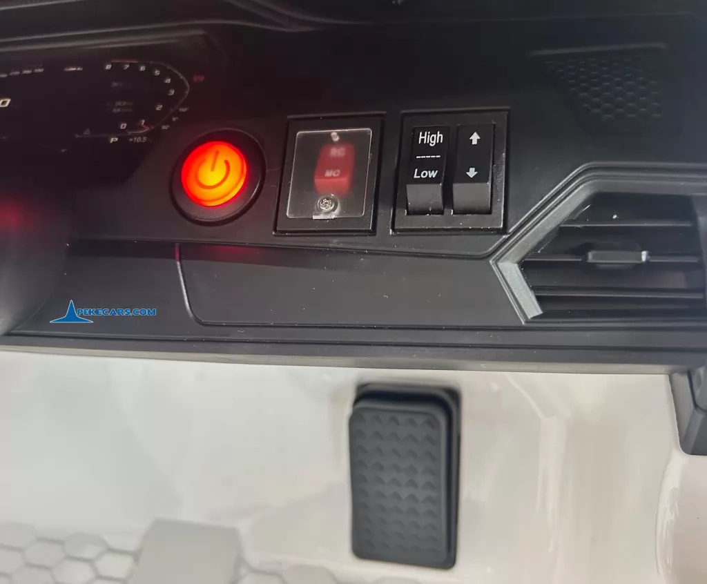 BMW M4 12V 2.4G Blanco encendido y velocidades