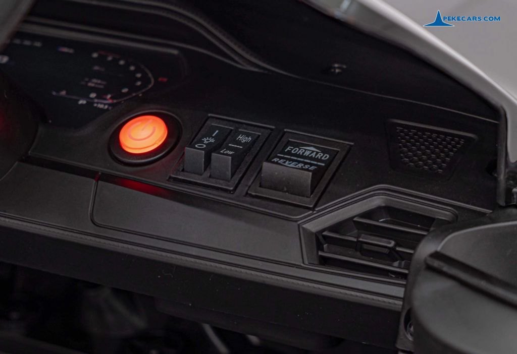 BMW M4 12V 2.4G Negro Metalizado salpicadero