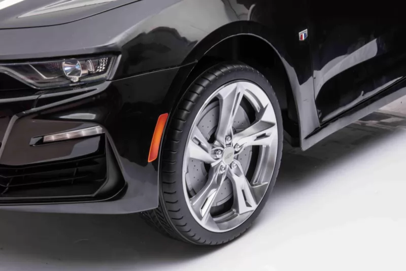 Chevrolet Camaro negro ruedas