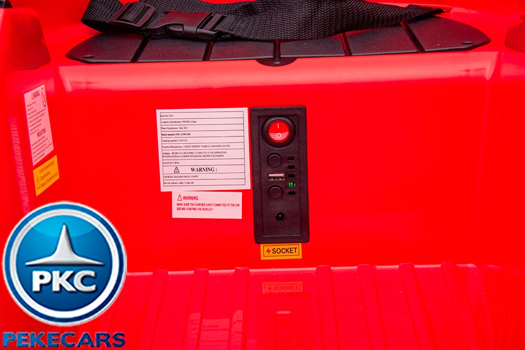 Coche de choque eléctrico autogiro rojo vista voltímetro