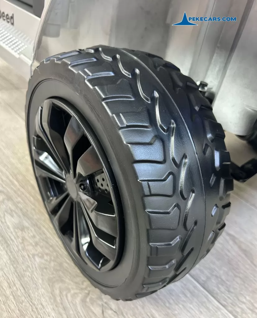 Jeep Wrangler Rubicon Style 12V 2.4G Plata Metalizado ruedas de caucho