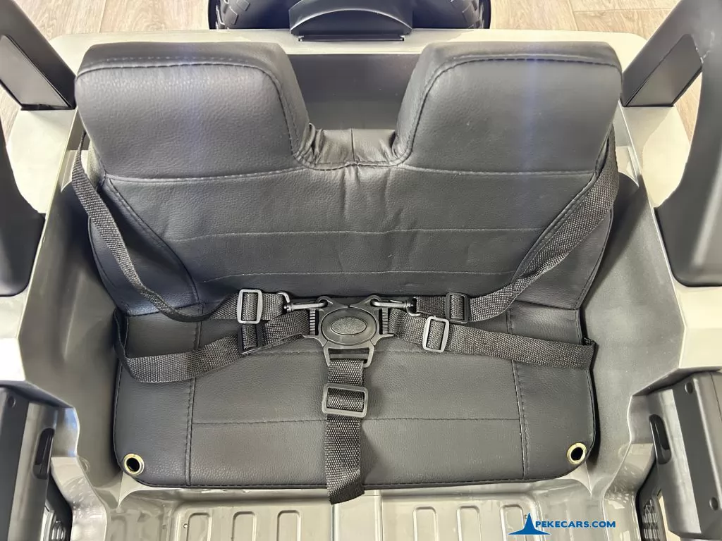 Jeep Wrangler Rubicon Style 12V 2.4G Plata Metalizado asiento con cinturon