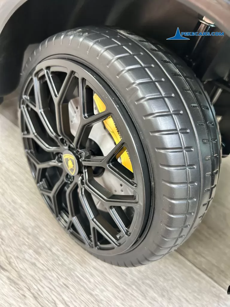 Lamborghini huracan negro 12v rueda caucho