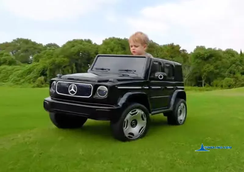 Mercedes benz EQG negro metalizado coche electricos para niños con niño