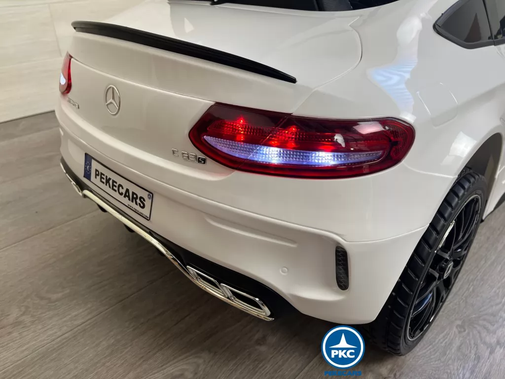 Coche electrico para niños Mercedes C63 Blanco luces traseras