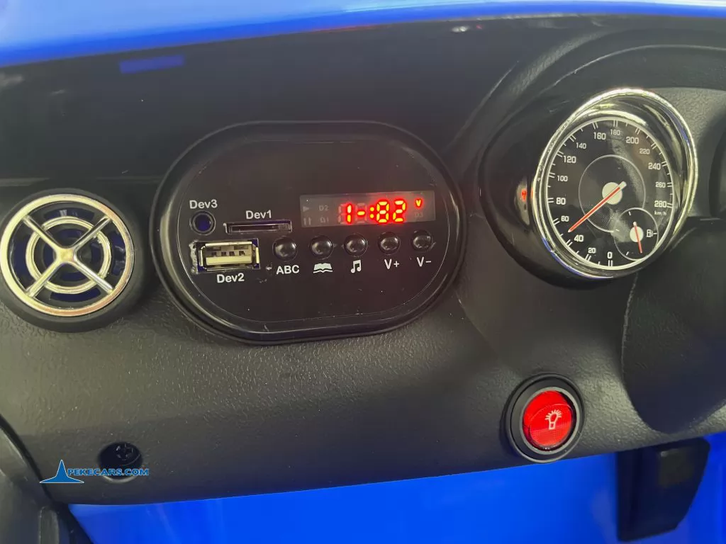 Coche eléctrico para niños mercedes GLA45 AMG Azul voltimetro