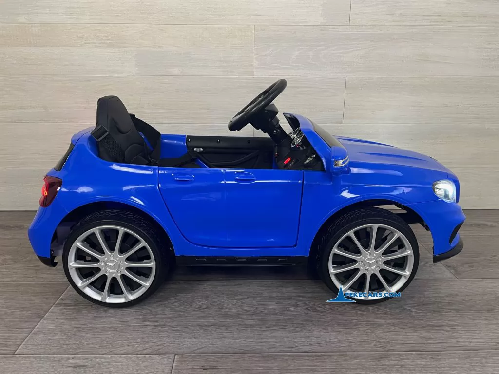Coche eléctrico para niños mercedes GLA45 AMG Azul vista izquierda