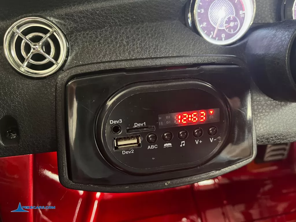 Coche eléctrico para niños mercedes AMG GLA45 Rojo Metalizado voltimetro