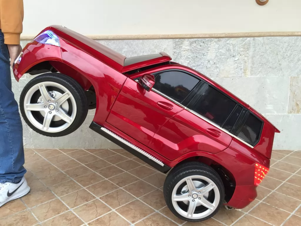 Coche electrico infantil Mercedes GLK-350 Rojo Metalizado asa de transporte