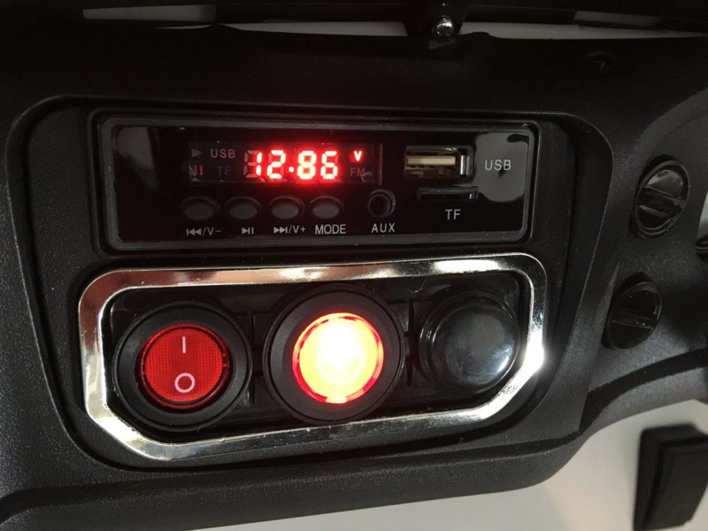 Mercedes ZETROS 12V 2.4G Blanco - voltímetro