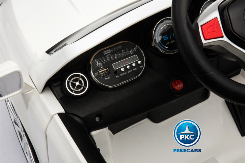 Coche eléctrico para niños mercedes GLA45 Negro metalizado vista interior display