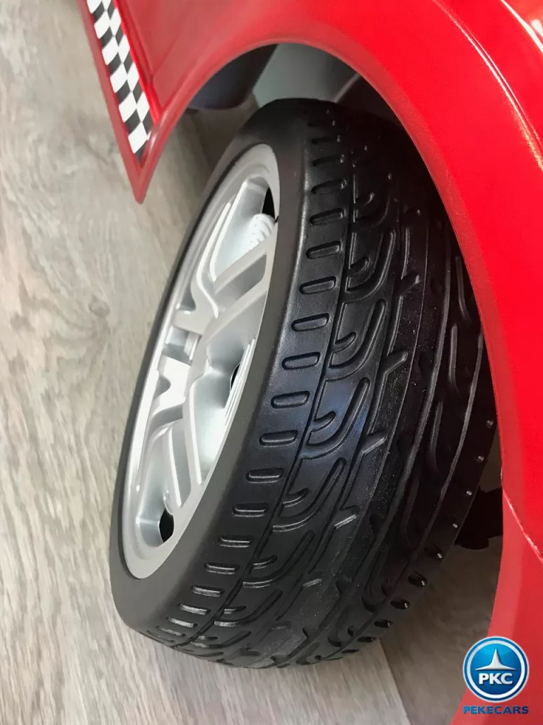 Coche eléctrico para niños Mini Style rojo metalizado vista rueda delantera derecha