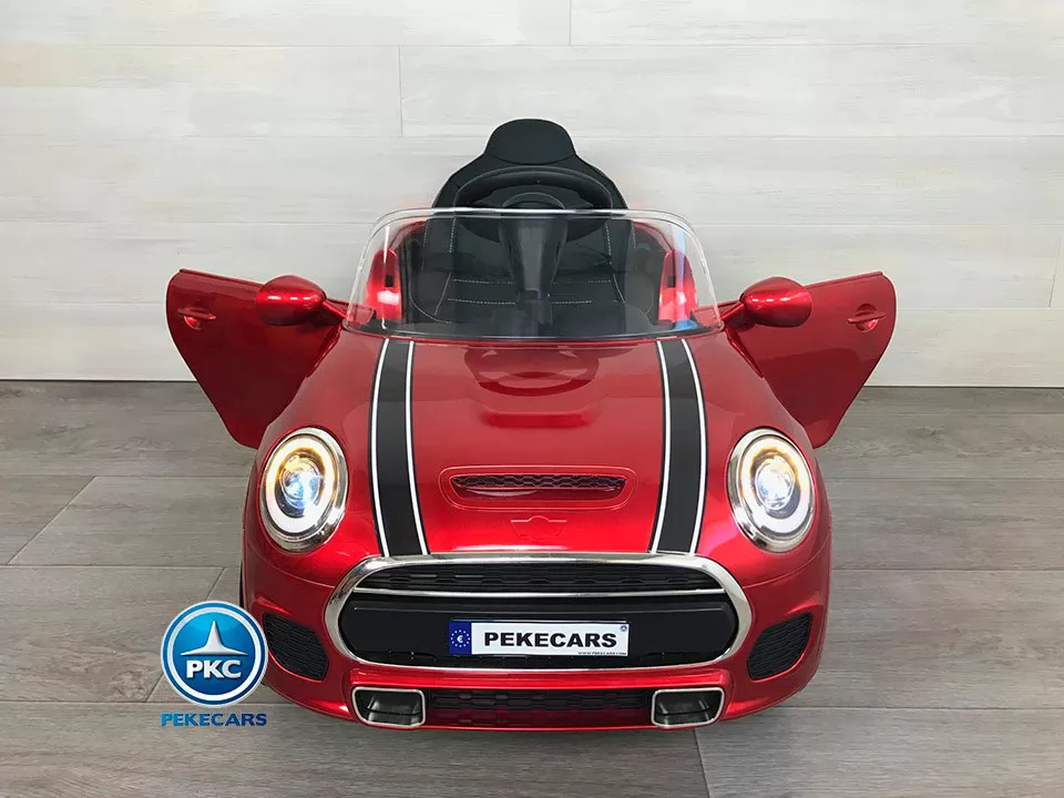 Coche eléctrico para niños Mini Style rojo metalizado visto de frente puertas abiertas