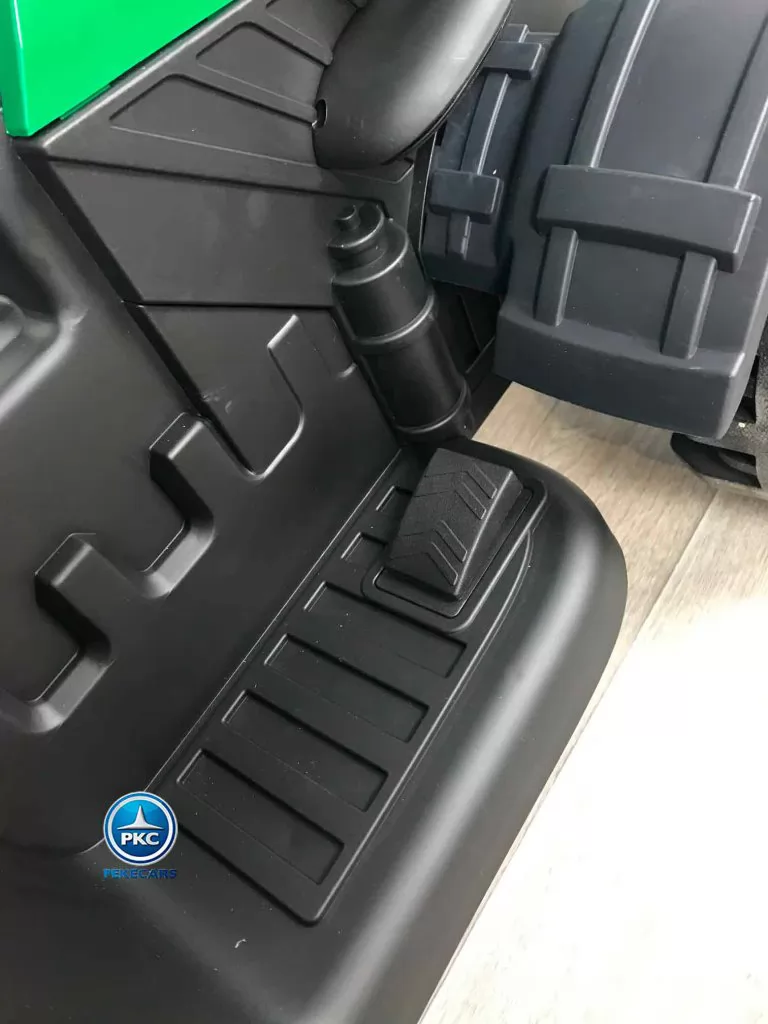 Tractor electrico Peketrac 6100 Verde vista pedal acelerador