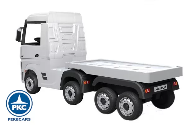 Trailer negro para el mercedes actros
