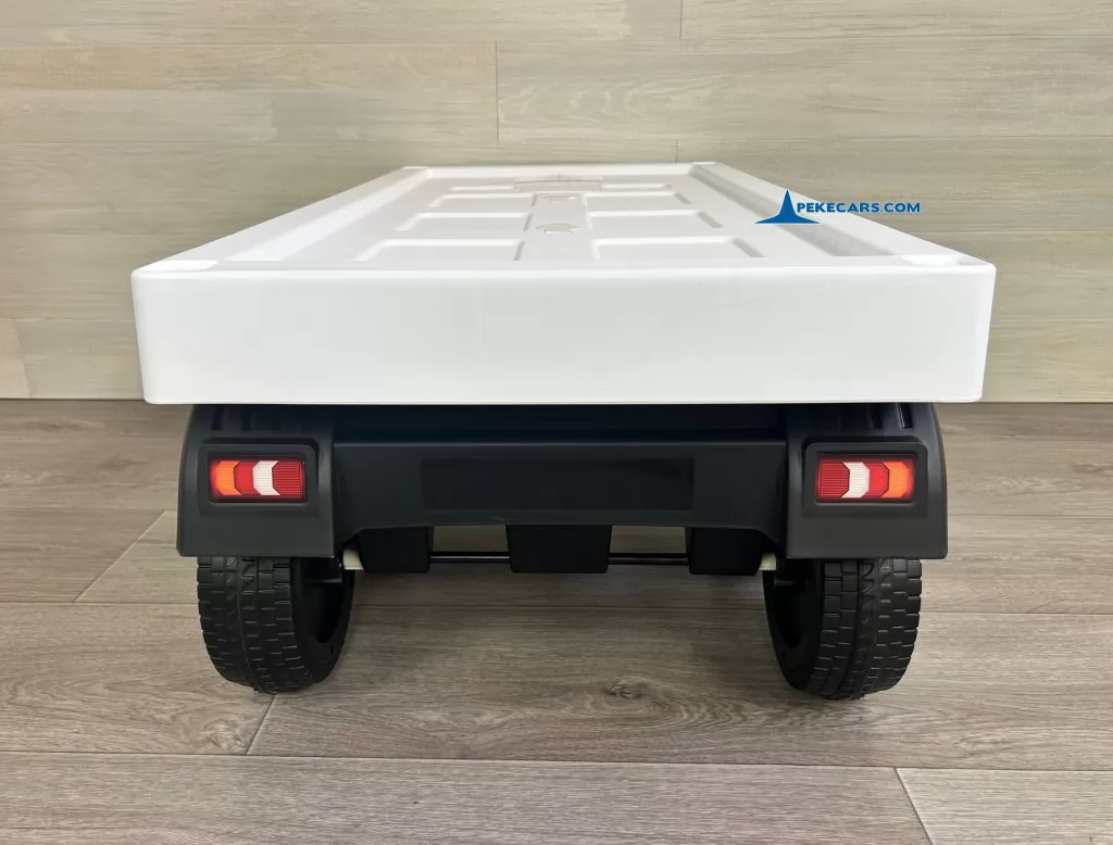 Trailer blanco para el camion mercedes actros parte trasera