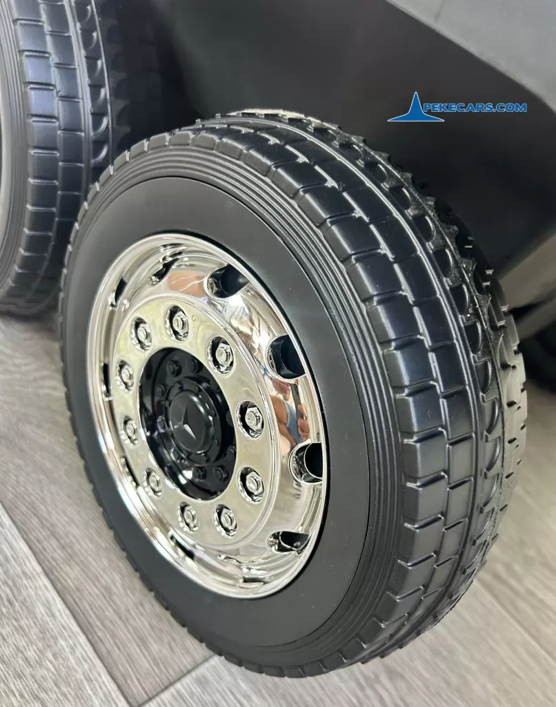 Trailer blanco para el camion mercedes actros ruedas