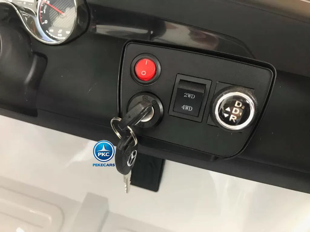 Coche electrico infantil GLC G35 Blanco vista panel y llave de arranque