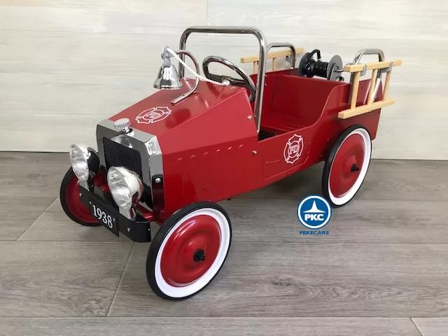 Coche de bomberos de metal rojo perspectiva