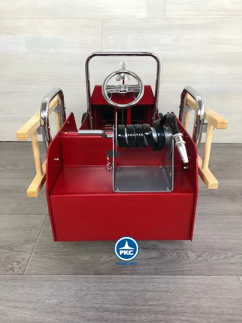 Coche de bomberos de metal rojo parte trasera
