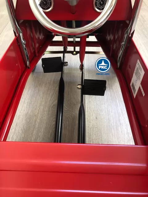 Coche de bomberos de metal rojo interior