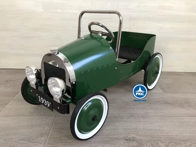 Coche de metal verde perspectiva