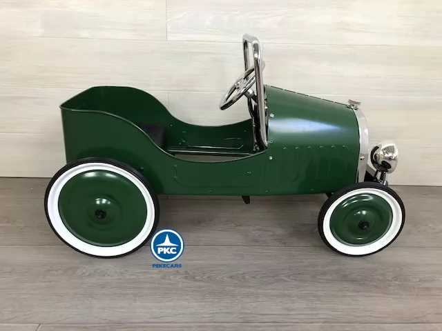 Coche de metal verde a pedales
