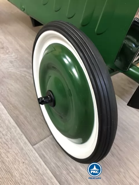 Coche de metal verde rueda