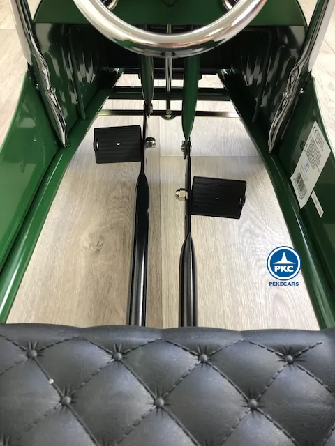 Coche de metal verde pedales