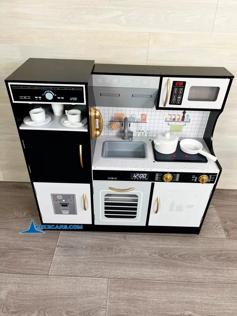 cocina de madera juguete cafetera negra accesorios vista frontal detalle