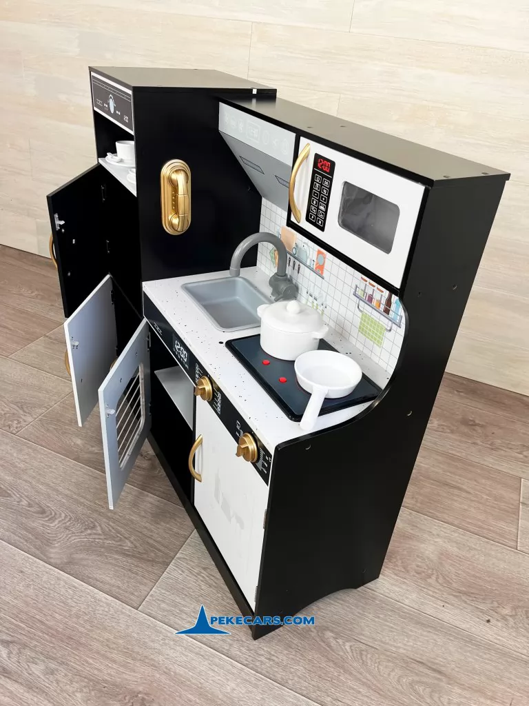 cocina de madera de juguete cafetera negra accesorios vista derecha detalle