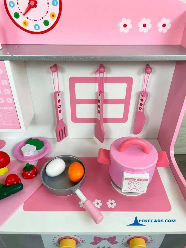 cocina de juguete con comida rosa detalle elementos cocina