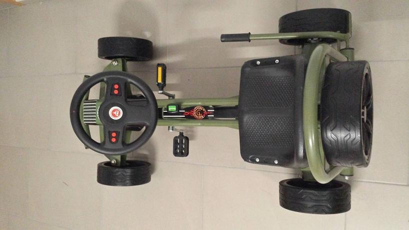 Kart a pedales GC004 Verde con ruedas de caucho visto desde arriba