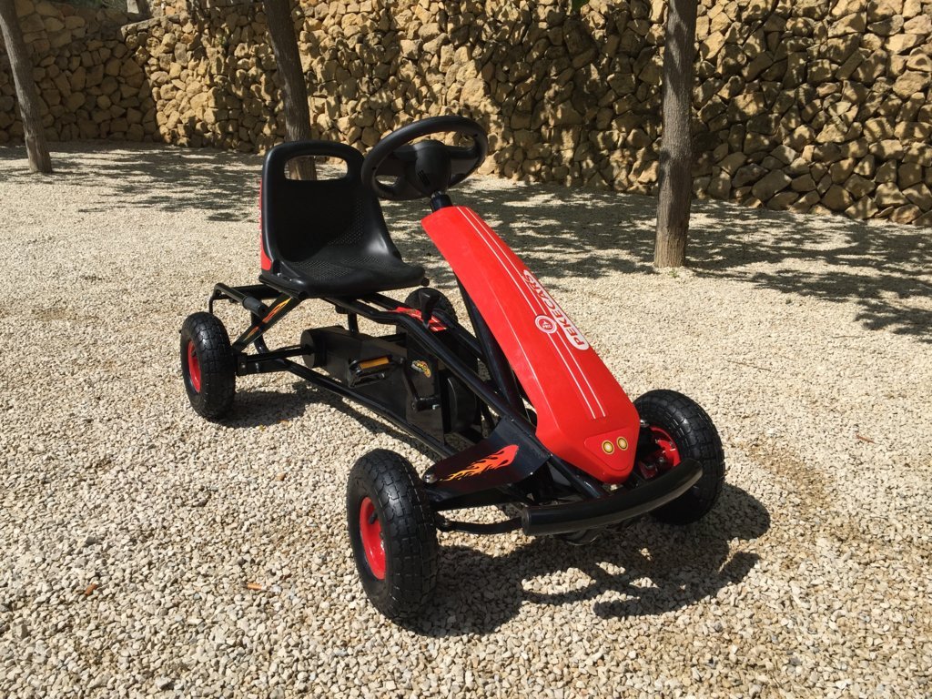 Kart a pedales GC004 Rojo con ruedas neumáticas vista principal