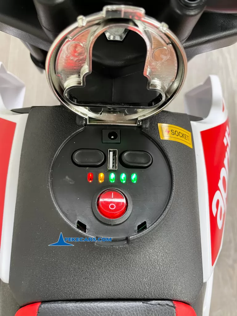 Aprilia RX 50 12V Blanca tanque gasolina detalle
