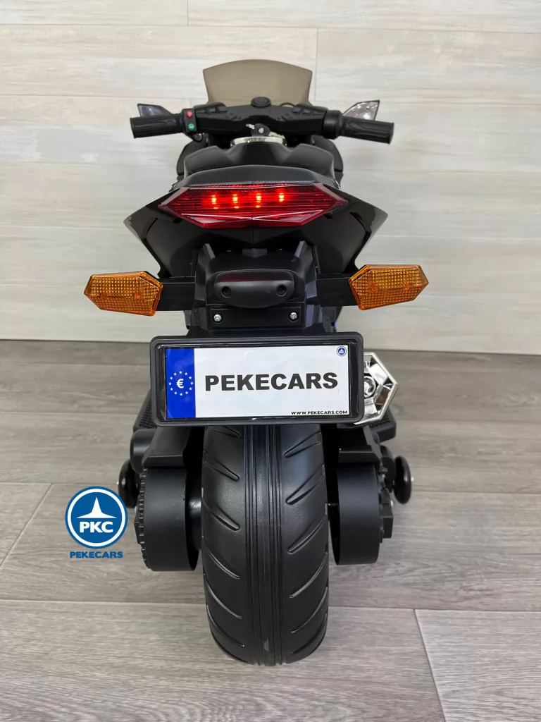 Moto de carreras negra special edition parte trasera