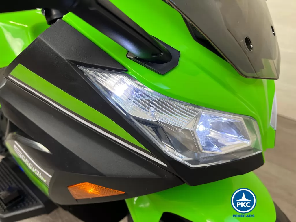 Moto de carreras verde special edition faro