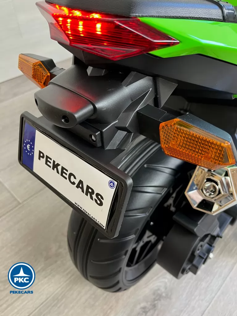 Moto de carreras verde special edition matricula