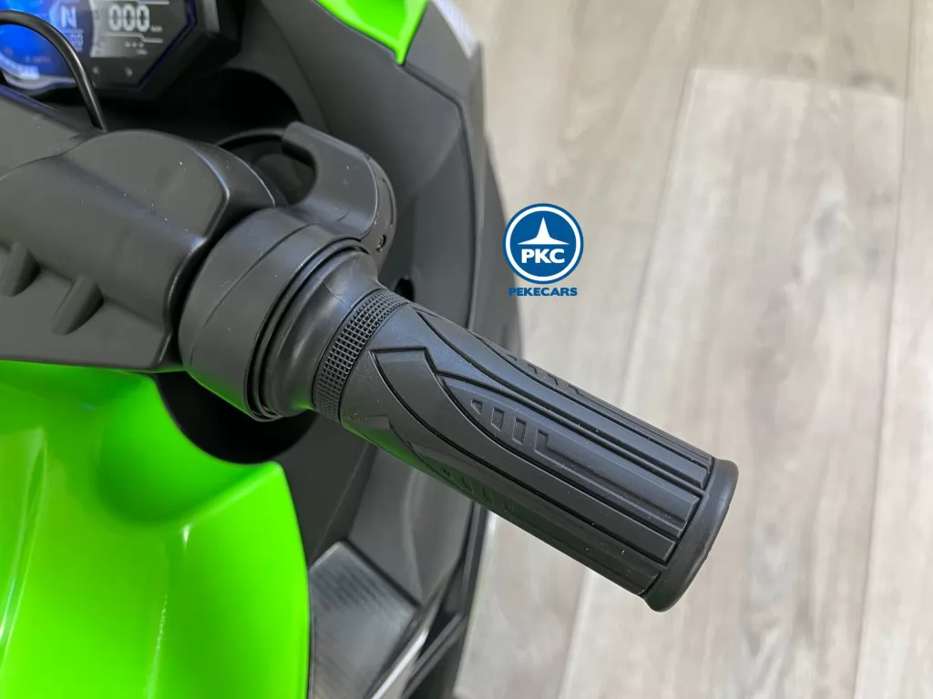Moto de carreras verde special edition manillar