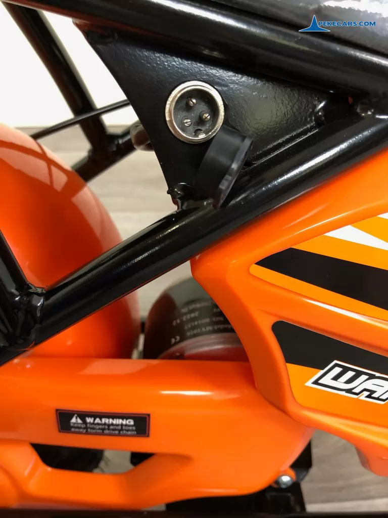 Moto eléctrica para niños Pekecars 24V 250W Naranja toma carga