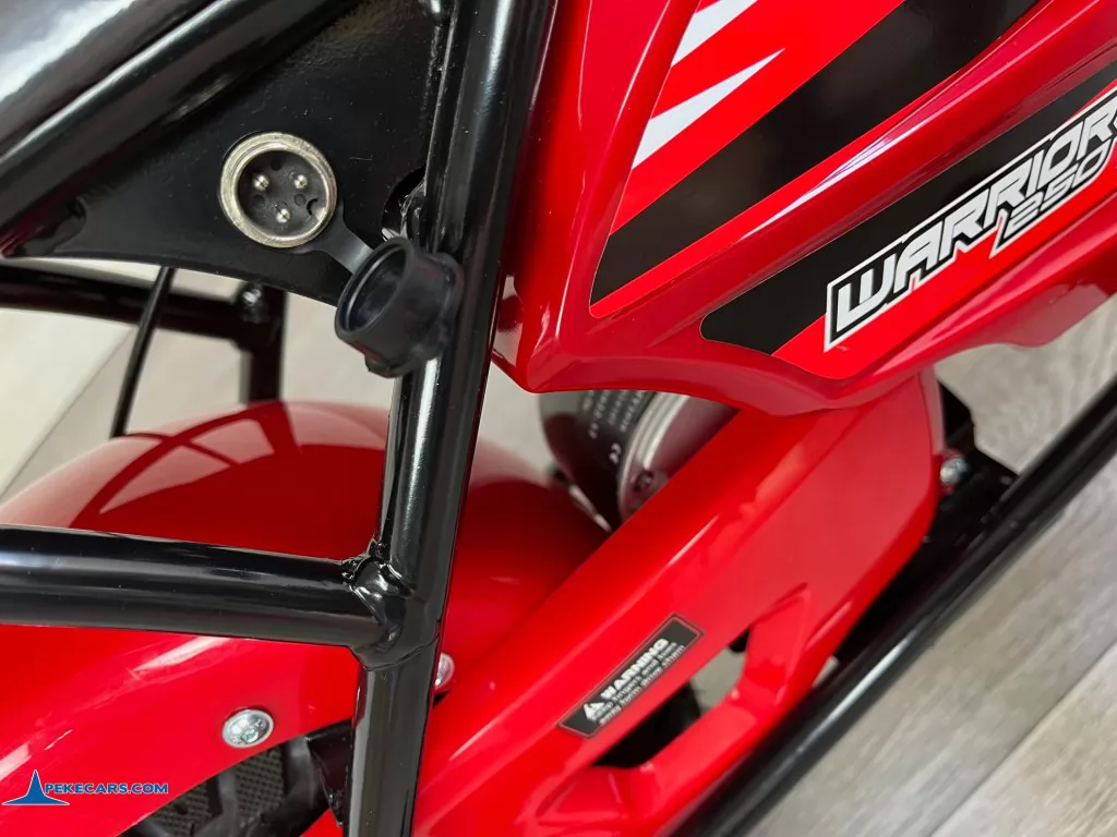 Moto eléctrica para niños Pekecars 24V 250W Roja toma carga