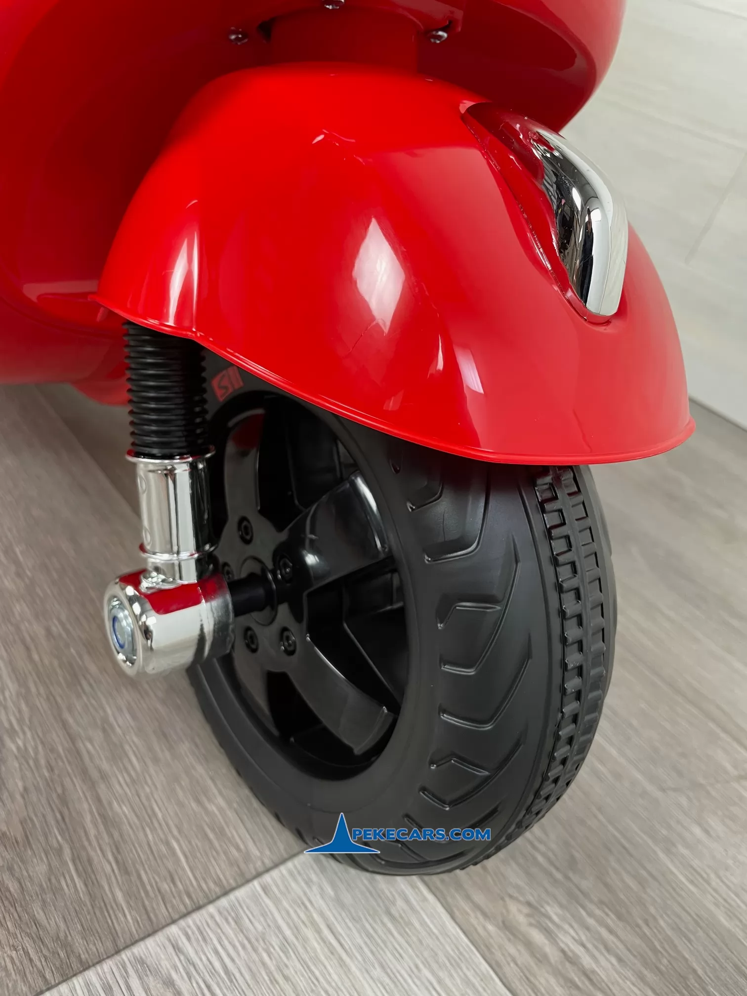 Moto Vespa GTS-S 12V roja 3/4 rueda