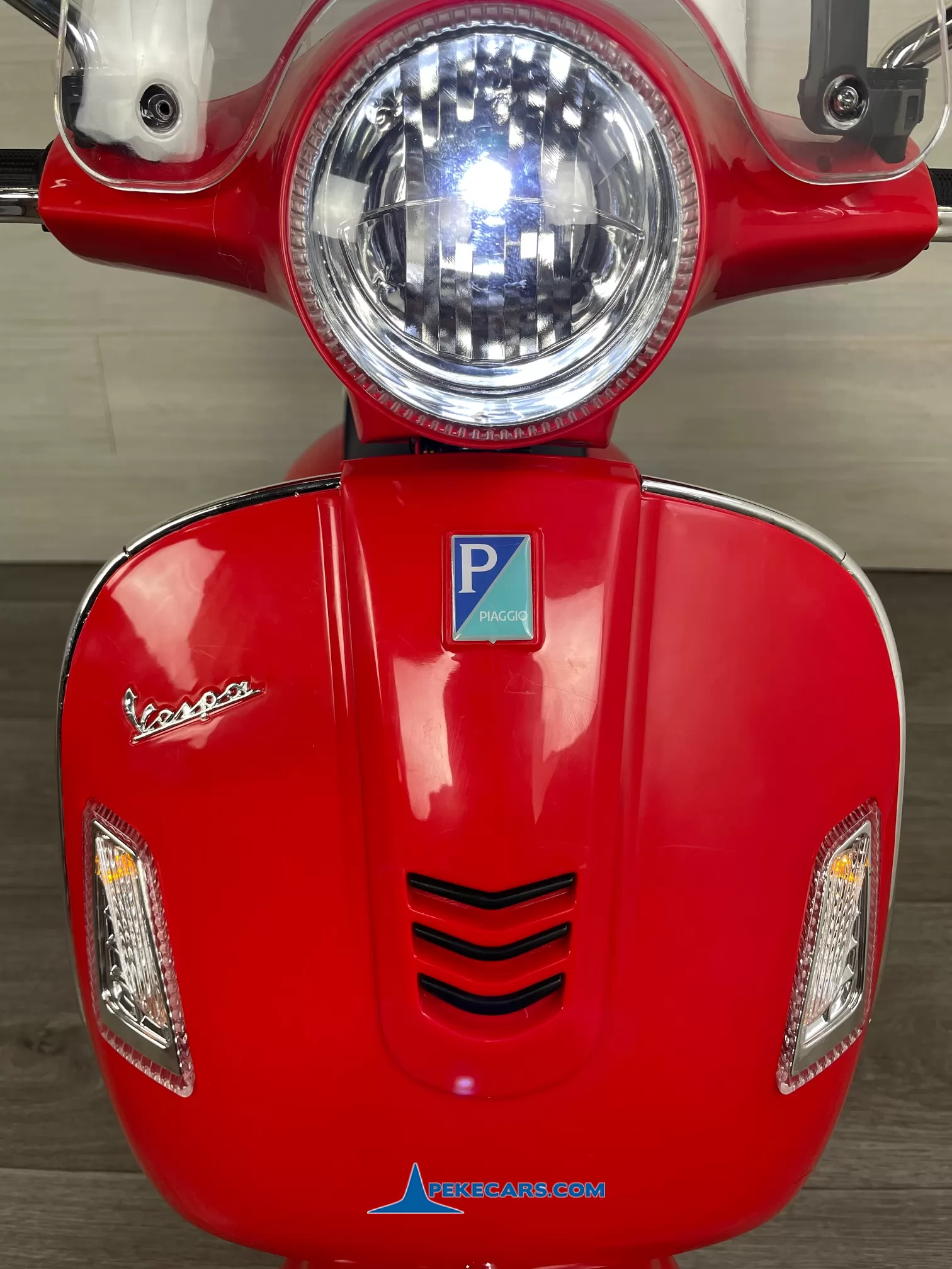 Moto Vespa GTS-S 12V roja 3/4 faro
