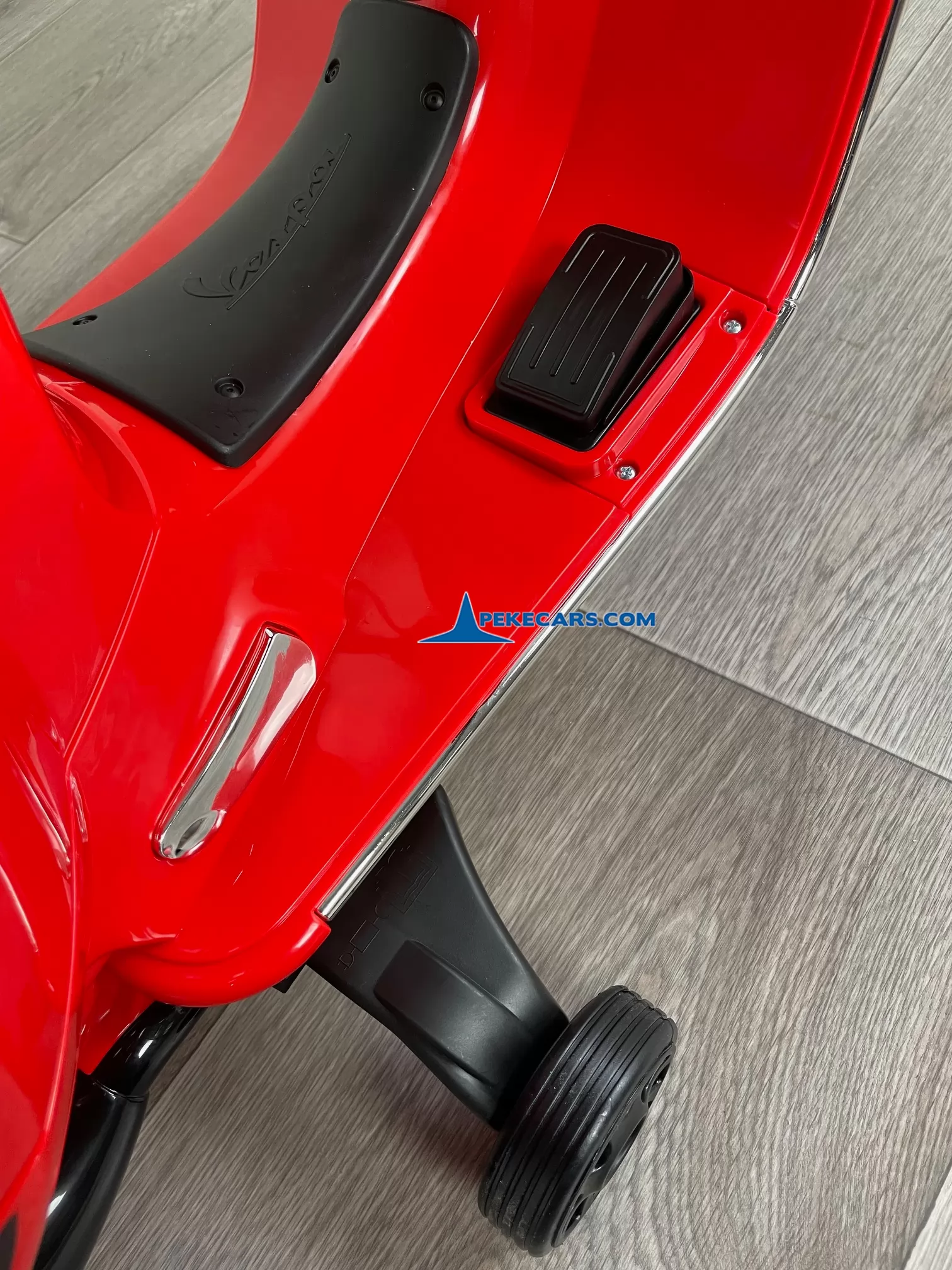 Moto Vespa GTS-S 12V roja 3/4 acelerador